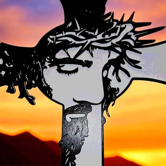 Laser cut wood cross with face - Picture 1 of 7